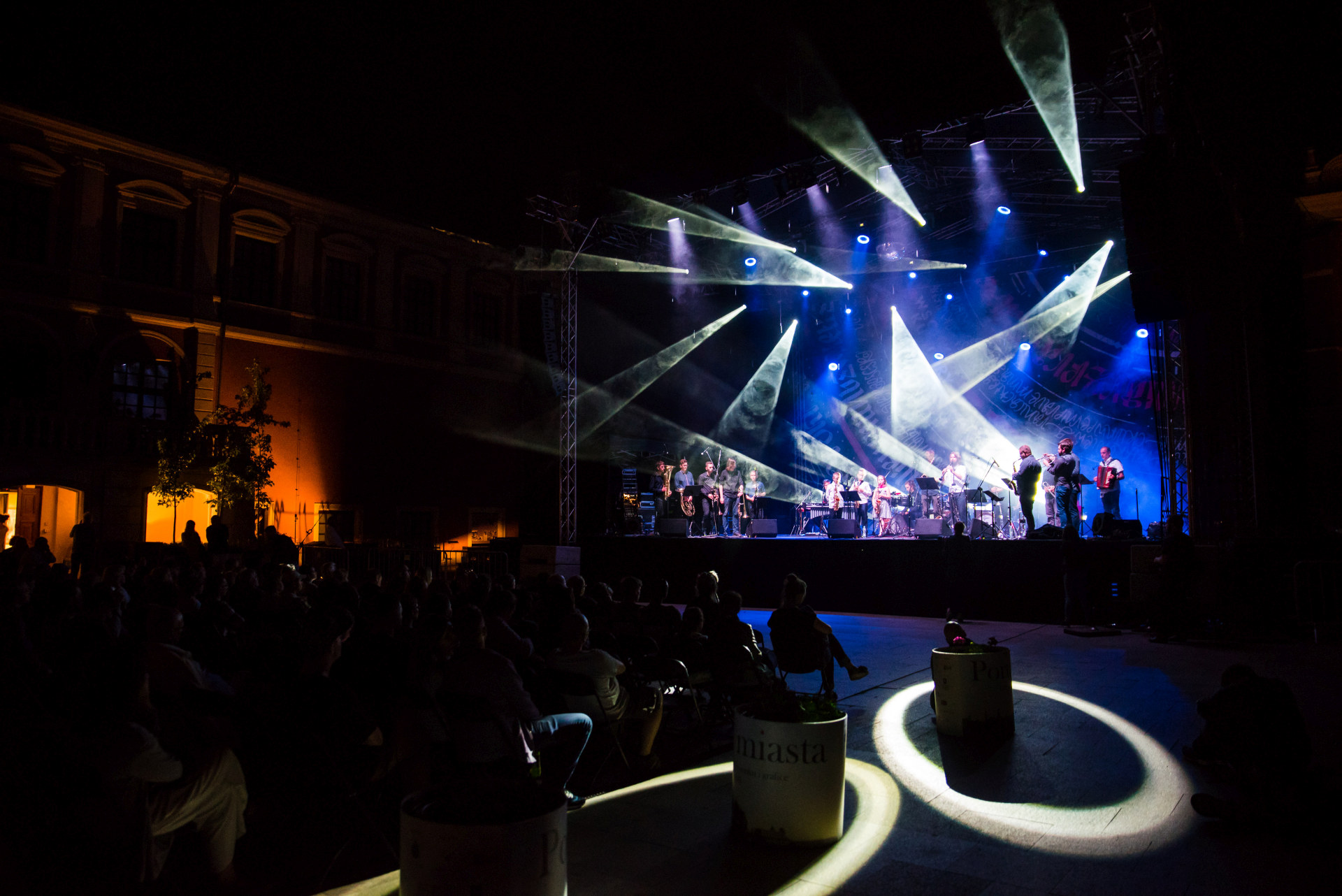 Scena widziana jest z oddali.