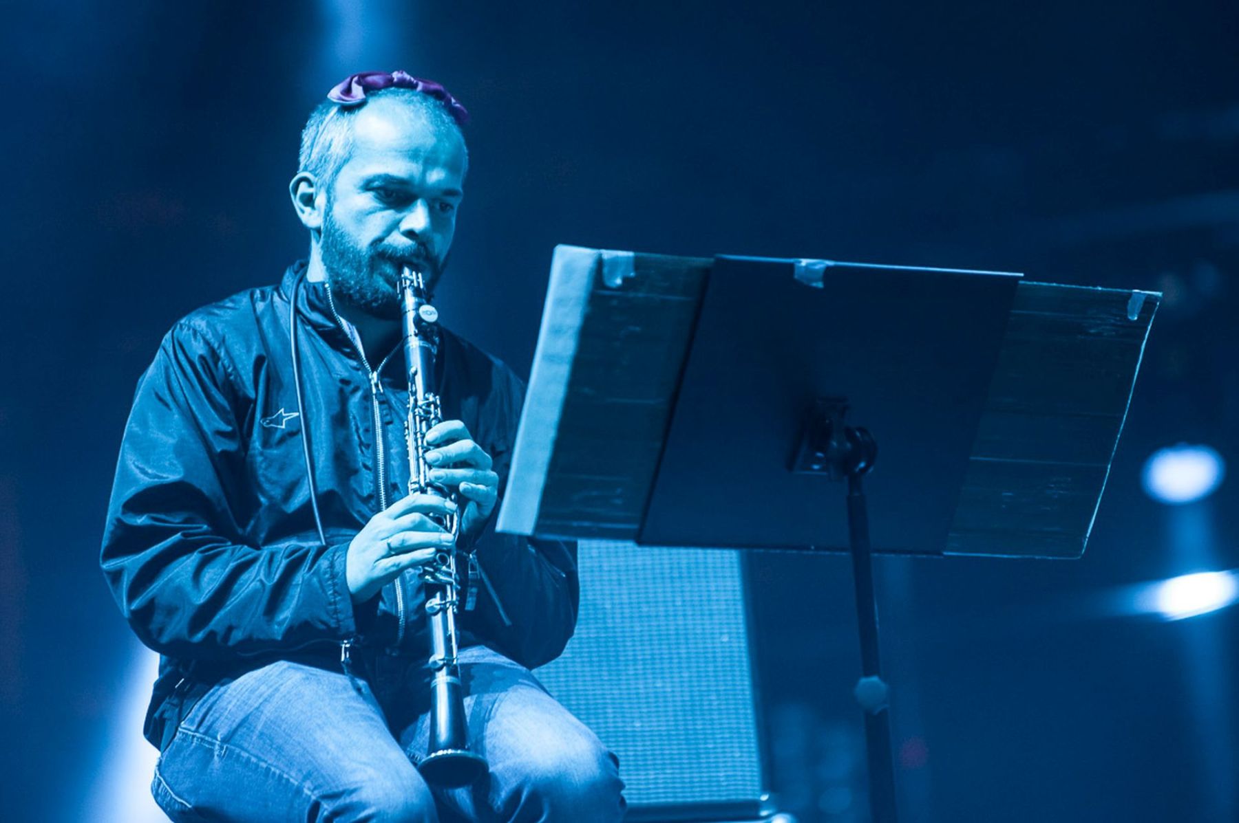 Zbliżenie na klarnecistę.