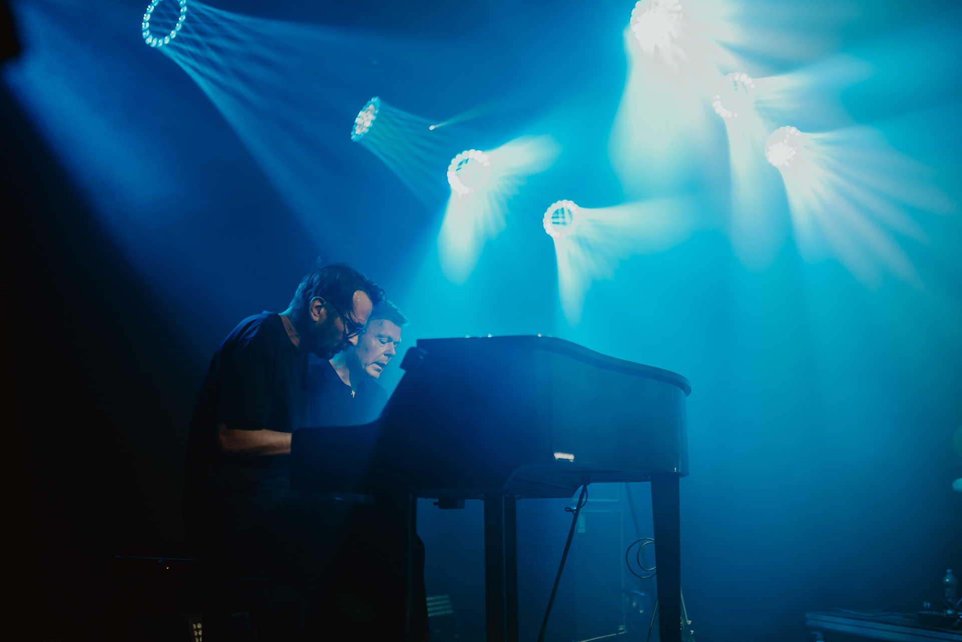 Dwaj mężczyźni grają na fortepianie.