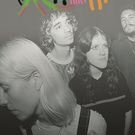 Czarno-białe zdjęcie członków zespołu.