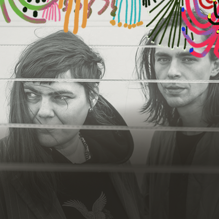 Czarno-biała fotografia członków zespołu.