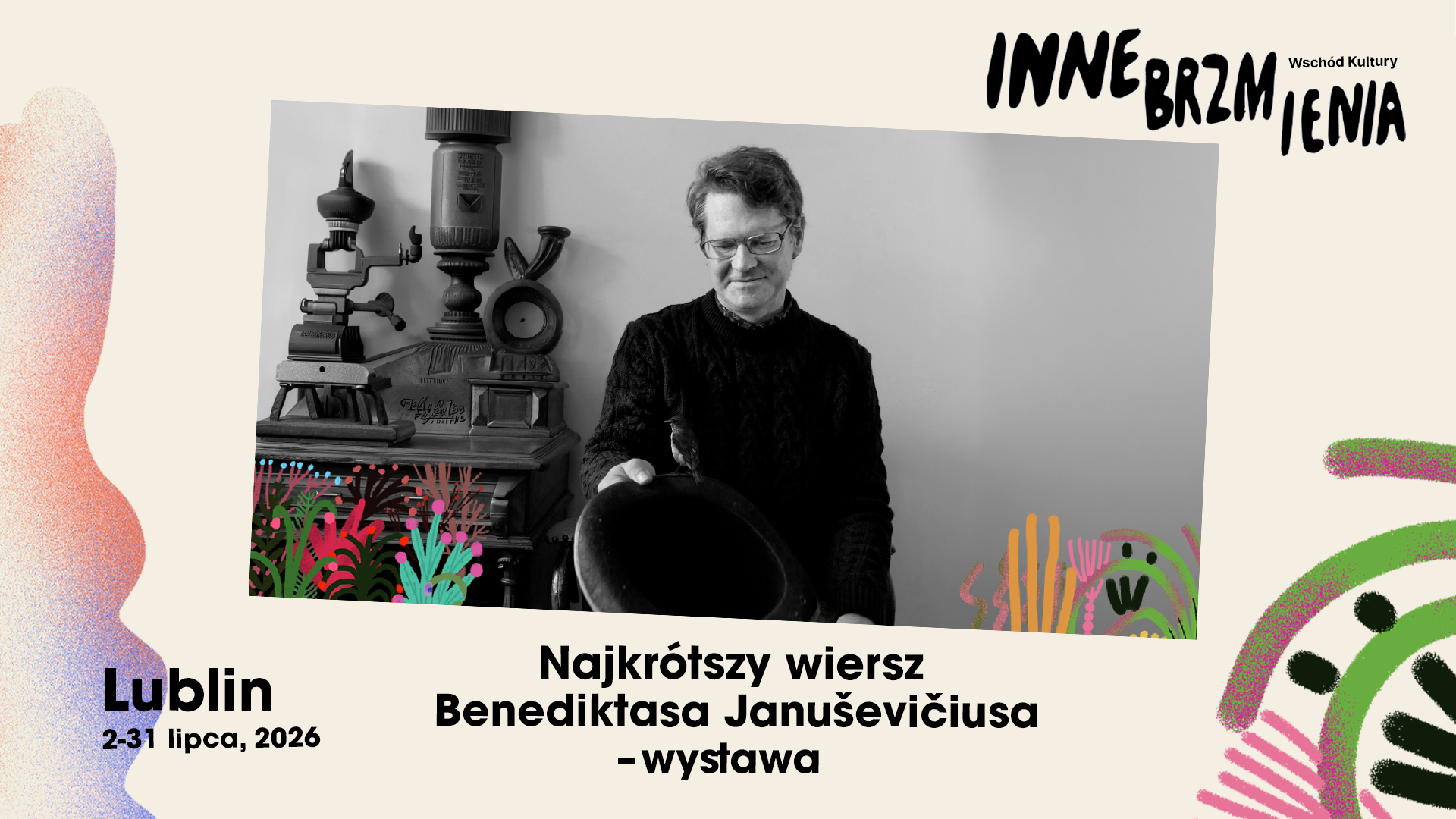 Mężczyzna w okularach wyciąga przed siebie rękę z kapeluszem. Napis: Najkrótszy wiersz Benediktasa Januseviciusa- wystawa.