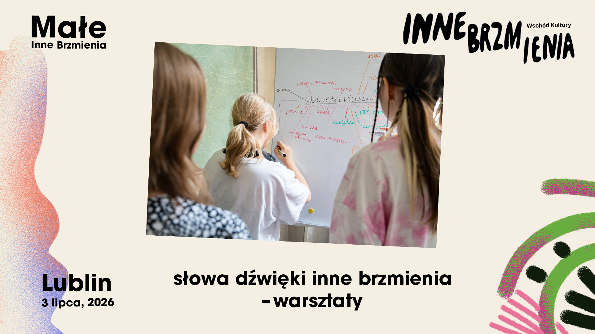 Słowa_hd Dwie dziewczyny tworzą na tablicy mapę myśli. Napis: słowa dźwięki inne brzmienia - warsztaty.