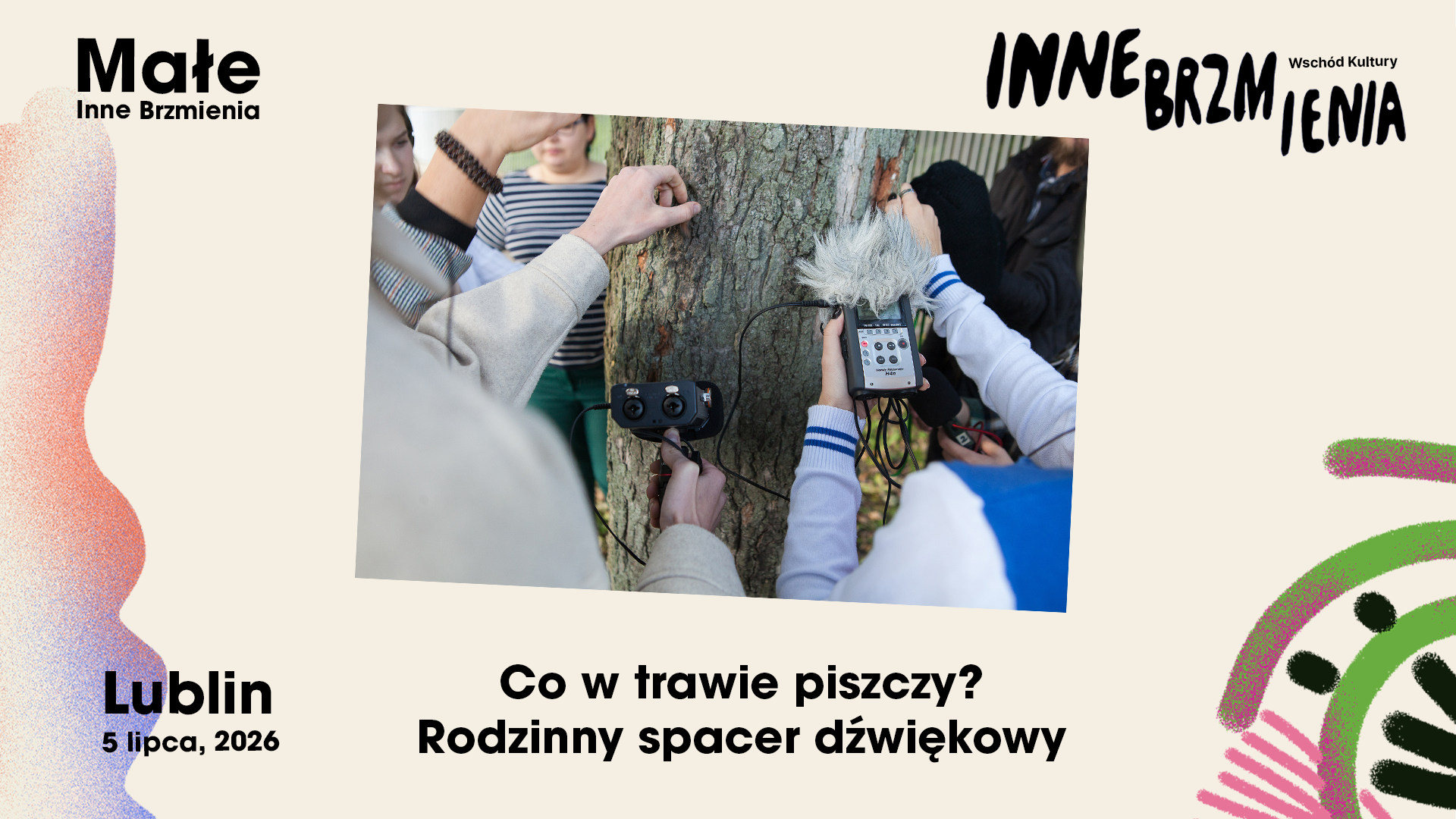 Spacer_hd Mikrofony przystawione do drzewa. Napis: Co w trawie piszczy? Rodzinny spacer dźwiękowy.