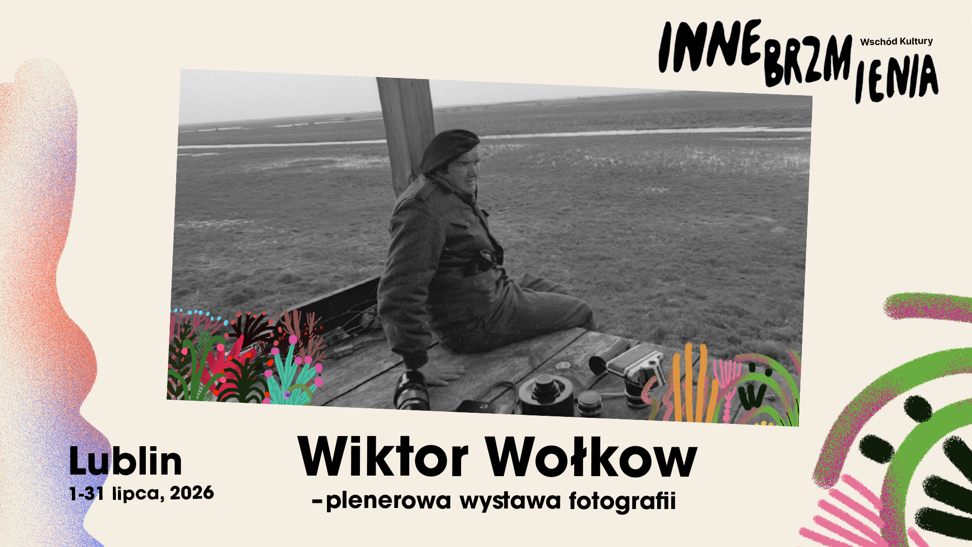 Wo_C5_82kow_hd Zdjęcie starszego mężczyzny. Obok niego leżą aparaty fotograficzne. Napis: Wiktor Wołkow - plenerowa wystawa fotografii.